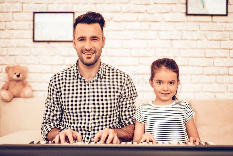 tła gitary muzyki pianino Ojciec I córka Na kanapie Wydaje czas wpólnie dzień ojciec s fotografia royalty free tła gitary muzyki pianino Ojciec I córka Na kanapie Wydaje czas wpólnie dzień ojciec s fotografia royalty free