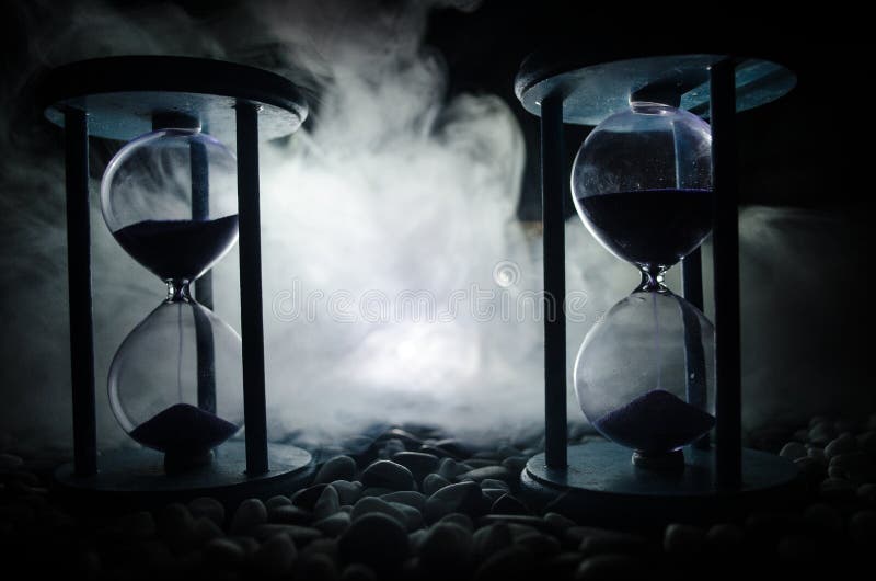 tła pojęcia odosobniony przedmiota czas biel Piaska omijanie przez szklanych żarówek hourglass mierzy przelotnego czas gdy ono li zdjęcie royalty free tła pojęcia odosobniony przedmiota czas biel Piaska omijanie przez szklanych żarówek hourglass mierzy przelotnego czas gdy ono li zdjęcie royalty free