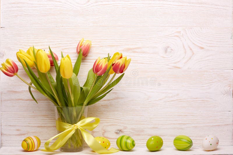 Tło barwiący Easter jajek eps8 formata czerwony tulipanu wektor obraz stock