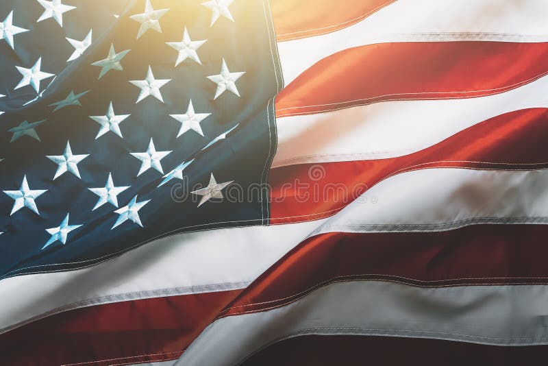Tło flagi USA Falujące flagi amerykańskie w świetle słonecznym, bliskie