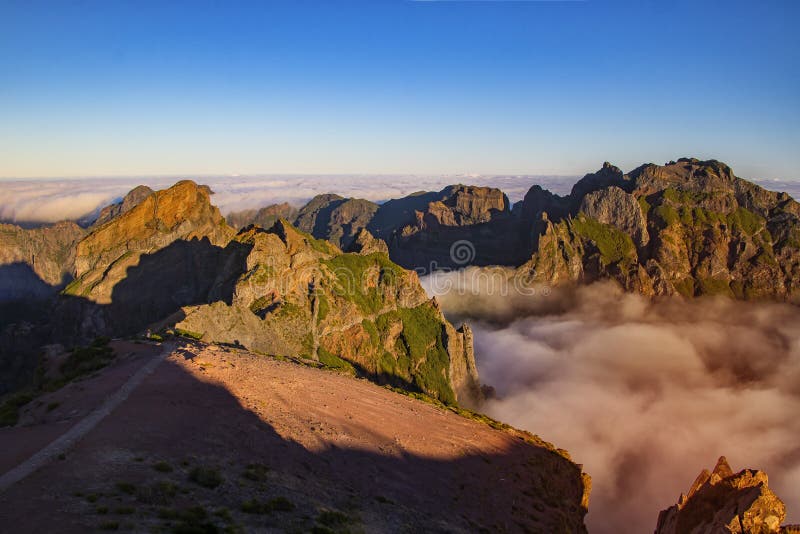 Tło przyrodnicze z wschodem słońca nad chmurami Jest na szczycie góry Pico do Arieiro, Madeira, Portugalia Góry