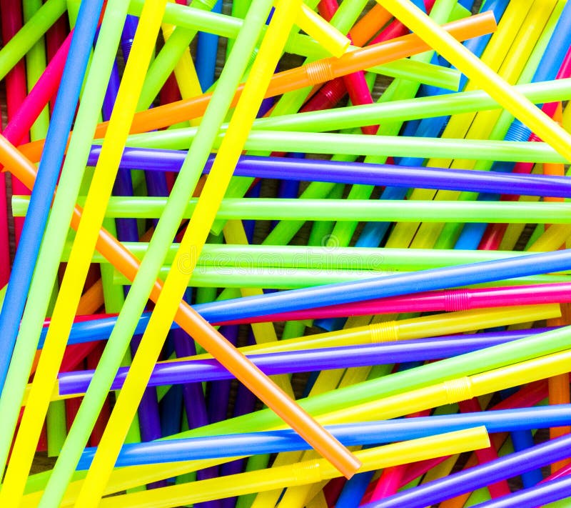 Tło rozbebeszający stos kolorowe plastikowe słoma zdjęcia stock Tło rozbebeszający stos kolorowe plastikowe słoma zdjęcia stock