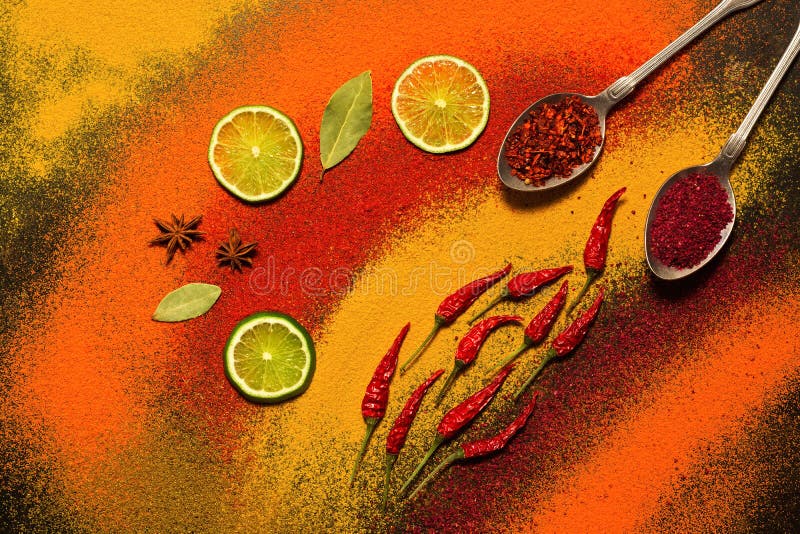 Tło różnorodne pikantność, czerwień, pomarańcze, kolor żółty Papryka, turmeric, anyż, podpalany liść, chili pieprz, wapno, szafra