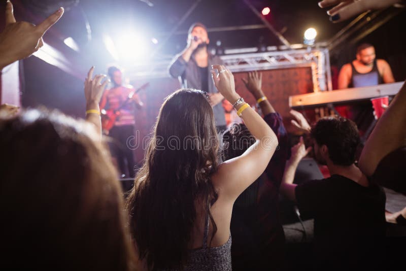 Tłum cieszy się muzyka popularna koncert przy klubem nocnym zdjęcie royalty free Tłum cieszy się muzyka popularna koncert przy klubem nocnym zdjęcie royalty free