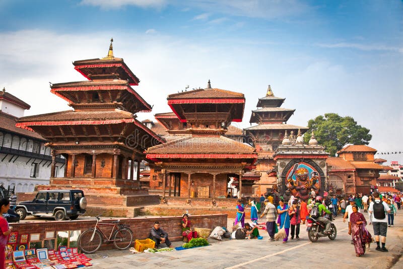 Tłum lokalni Nepalscy ludzie odwiedza sławnego Durbar kwadrat wewnątrz obrazy stock Tłum lokalni Nepalscy ludzie odwiedza sławnego Durbar kwadrat wewnątrz obrazy stock
