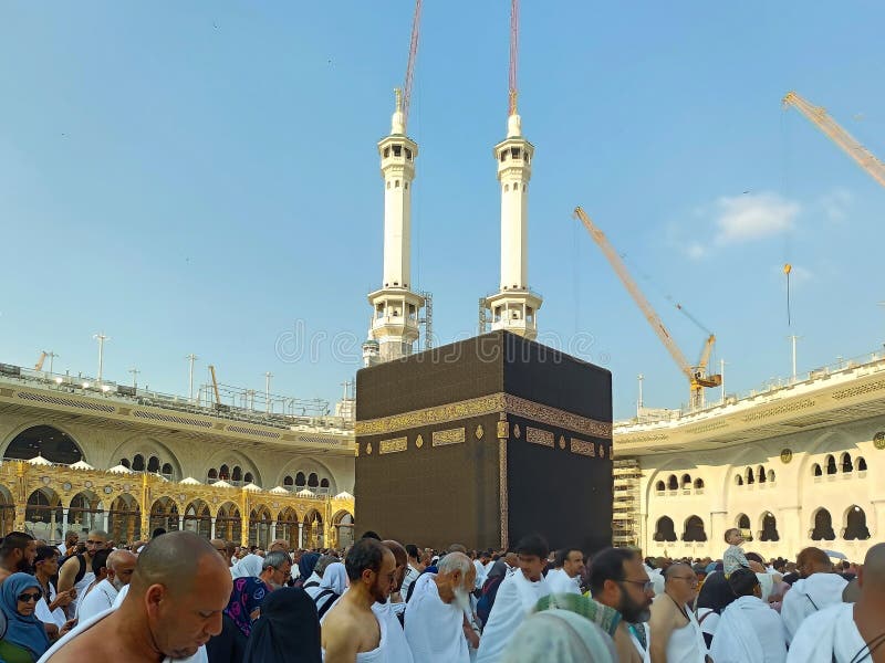 Tłum muzułmanów wykonujących tawaf wokół kaaby. jasnoniebieskie niebo zdjęcia stock