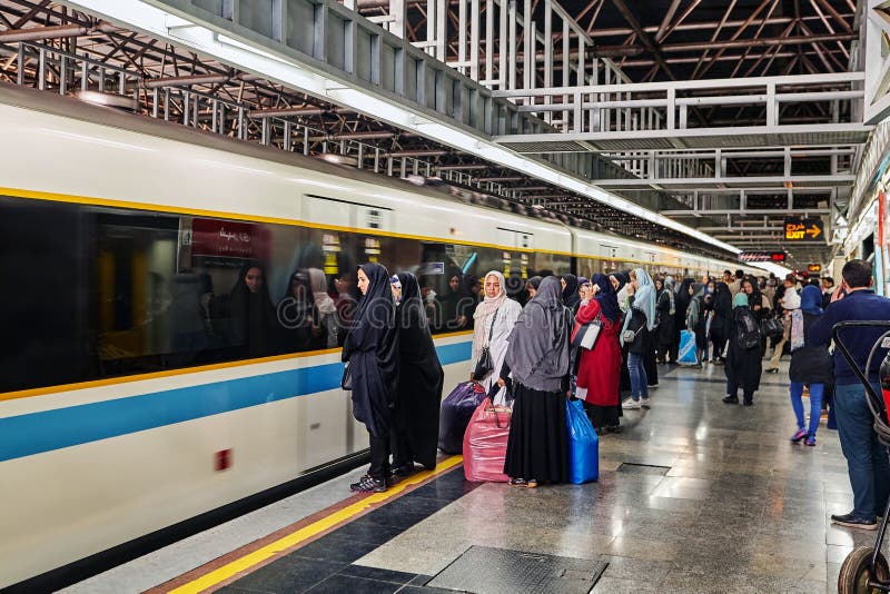 Tłum pasażery na stacja metru estradowym pobliskim pociągu, Iran obraz royalty free Tłum pasażery na stacja metru estradowym pobliskim pociągu, Iran obraz royalty free