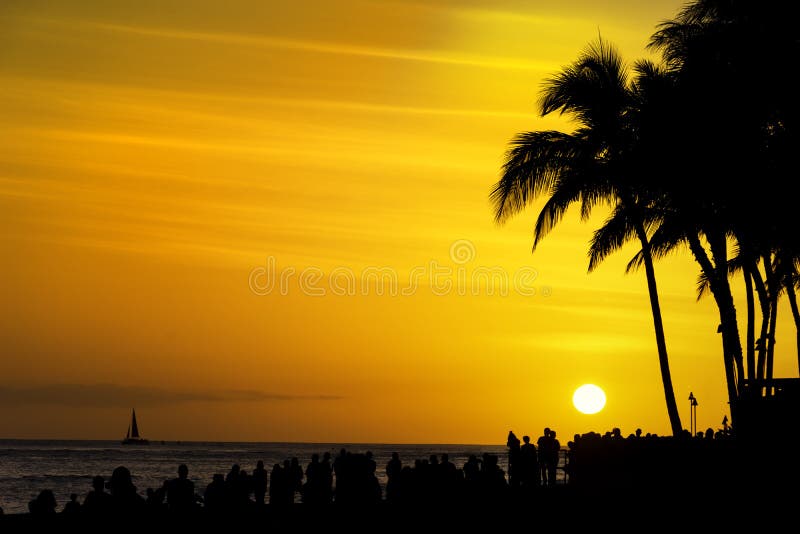 Tłumy turyści zbierają oglądać zmierzch na Waikiki plaży Honolulu Oahu Hawaje usa fotografia stock Tłumy turyści zbierają oglądać zmierzch na Waikiki plaży Honolulu Oahu Hawaje usa fotografia stock