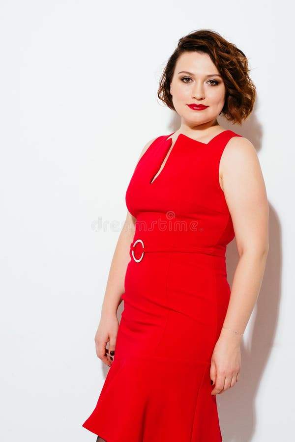 Tłuściuchna kobieta w czerwieni sukni fotografia stock Tłuściuchna kobieta w czerwieni sukni fotografia stock
