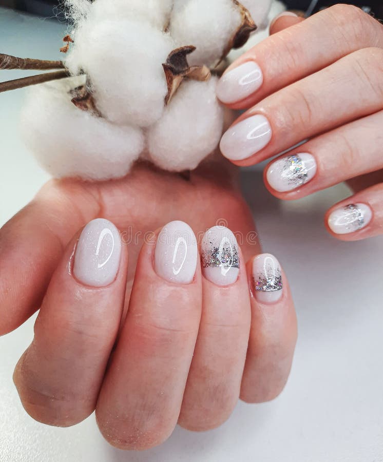 15 ideas de uñas blancas decoradas que se van a llevar mucho este verano