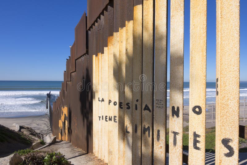 U S - De grensomheining van Mexico bij het strand in Tijuana royalty-vrije stock foto U S - De grensomheining van Mexico bij het strand in Tijuana royalty-vrije stock foto