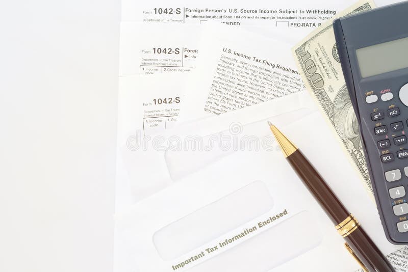 U S Declaração de rendimentos individual da renda 1042 formulários de imposto para o ` estrangeiro s U da pessoa S Renda de fonte imagens de stock U S Declaração de rendimentos individual da renda 1042 formulários de imposto para o ` estrangeiro s U da pessoa S Renda de fonte imagens de stock