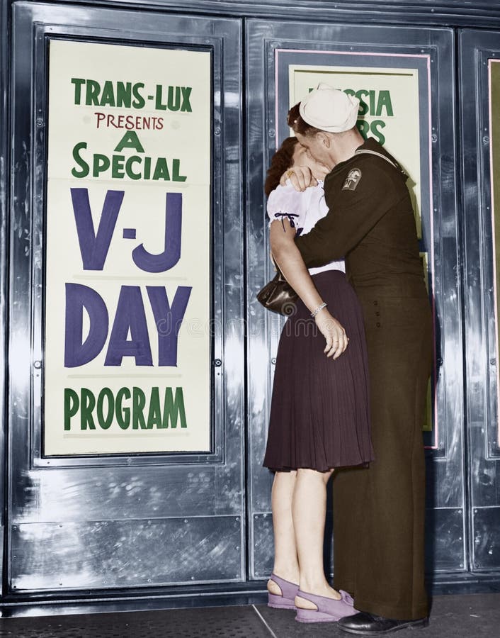 U S el marinero y su novia celebran las noticias del final de la guerra con Japón delante del teatro del Transporte-lux en el tie