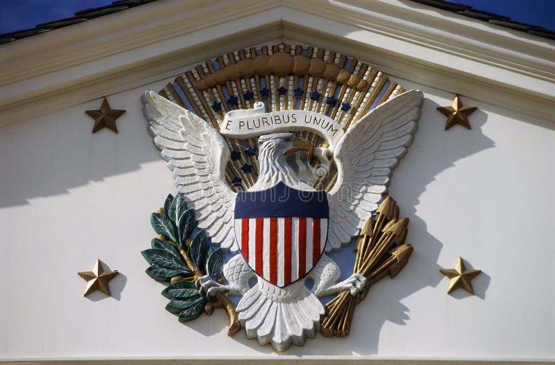 U S Emblema nacional y sello presidencial en Herbert Hoover Site, rama del oeste, Iowa