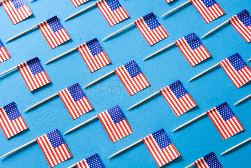 U.S.A. inbandiera il modello su fondo blu fotografie stock U.S.A. inbandiera il modello su fondo blu fotografie stock