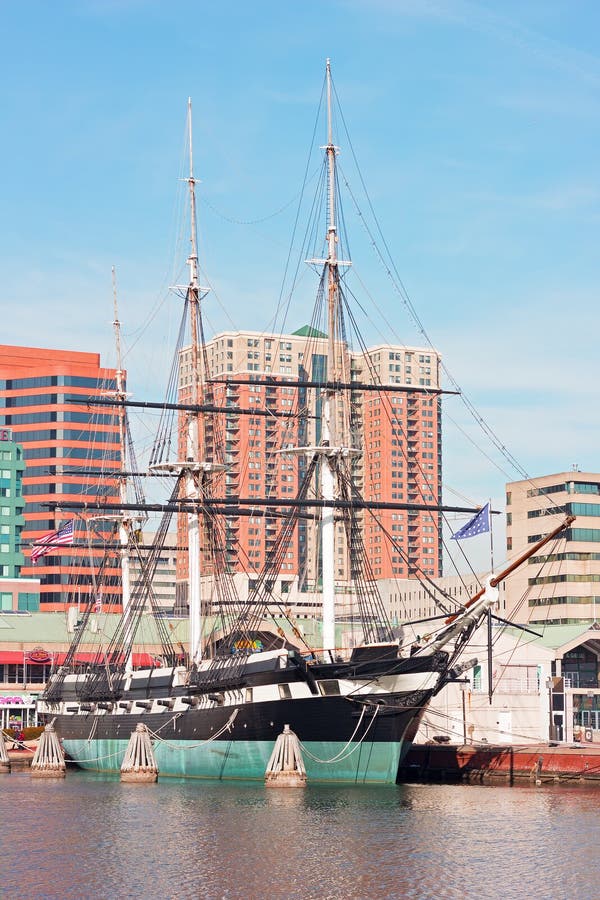 U S S Konstellation som anslutas i Baltimore den inre hamnen, Maryland, USA royaltyfri bild U S S Konstellation som anslutas i Baltimore den inre hamnen, Maryland, USA royaltyfri bild