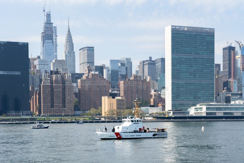 U S Küstenwaard-Boat vor UN-Hauptquartier, NYC stockfotografie U S Küstenwaard-Boat vor UN-Hauptquartier, NYC stockfotografie