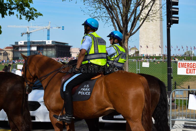 U S Park-Polizei an einem Tag der Erde-Konzert am National Mall stockfotos U S Park-Polizei an einem Tag der Erde-Konzert am National Mall stockfotos