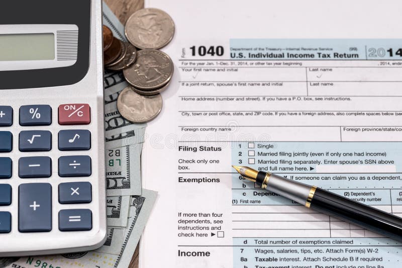U S självdeklarationform 1040 med dollaren, penna arkivfoton U S självdeklarationform 1040 med dollaren, penna arkivfoton