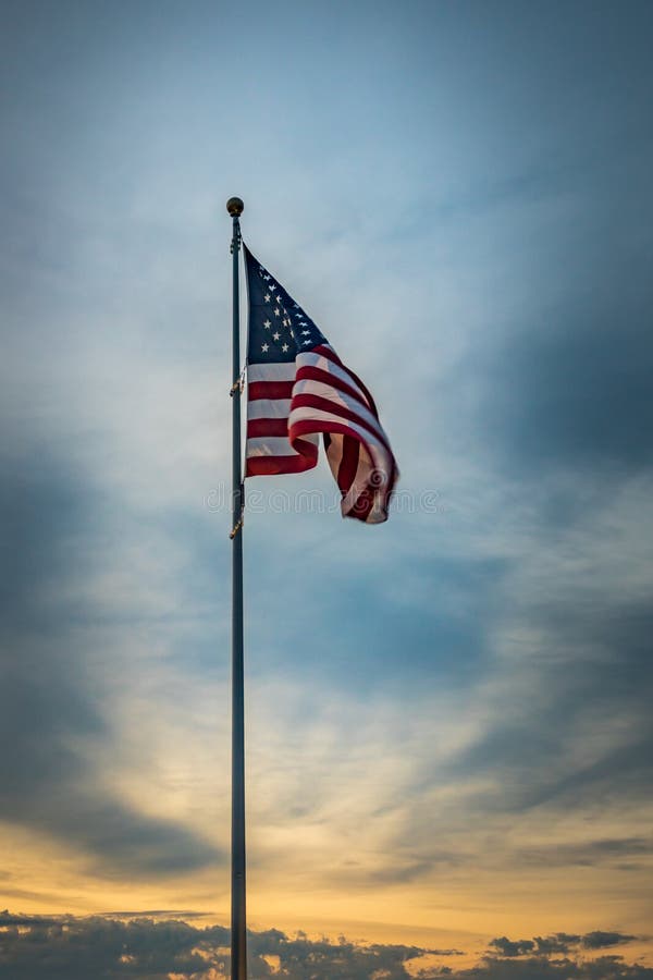 U S Un drapeau contre le coucher du soleil photos libres de droits U S Un drapeau contre le coucher du soleil photos libres de droits