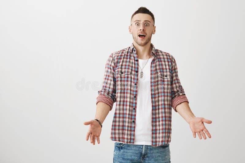 U schokte me met dergelijk afschuwelijk nieuws Studioschot van de gefrustreerde verraste ongeschoren mens in het in glazen ophale stock foto's U schokte me met dergelijk afschuwelijk nieuws Studioschot van de gefrustreerde verraste ongeschoren mens in het in glazen ophale stock foto's