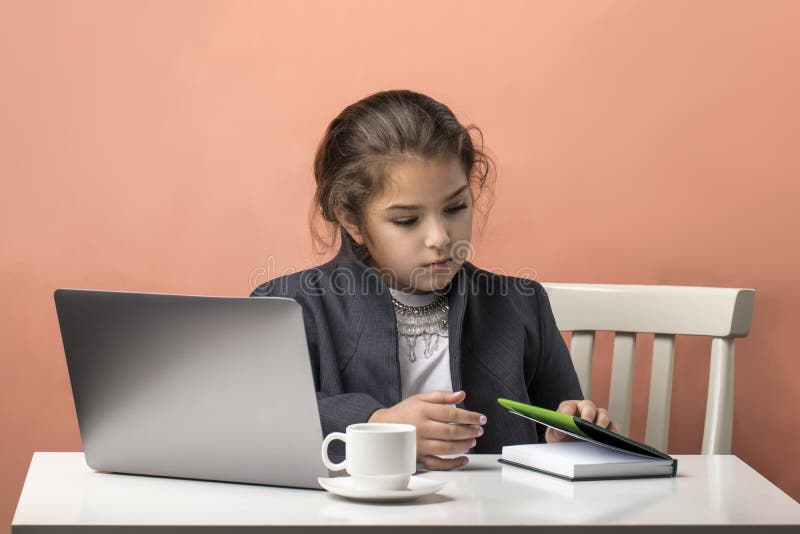 u?ywa? laptop studiowa? Biznesowa dziewczyna praca - nauki zm?czenie obraz royalty free u?ywa? laptop studiowa? Biznesowa dziewczyna praca - nauki zm?czenie obraz royalty free