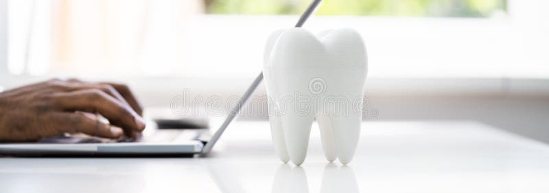 Ubezpieczenie stomatologiczne online i rachunek dentystyczny. pieniądze zdjęcia stock