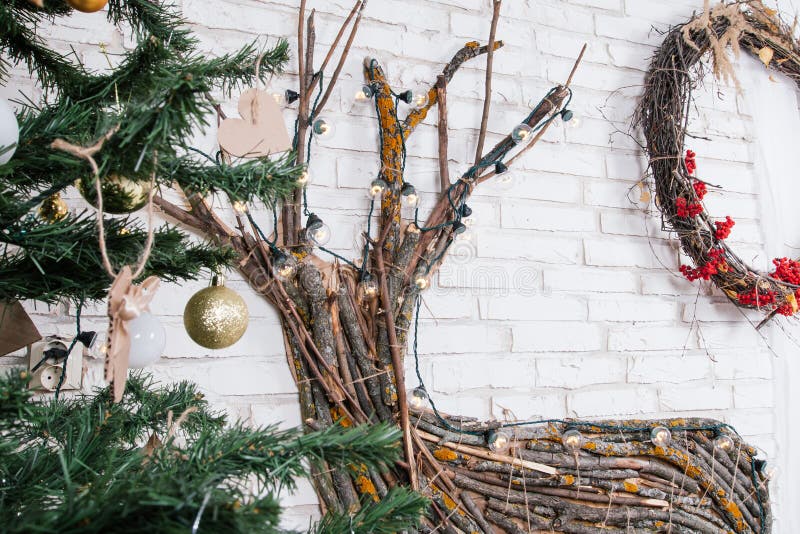 Ubicación del ` s del Año Nuevo en el estudio con un ciervo, adornado con un árbol de navidad, regalos, una cesta de conos foto de archivo libre de regalías Ubicación del ` s del Año Nuevo en el estudio con un ciervo, adornado con un árbol de navidad, regalos, una cesta de conos foto de archivo libre de regalías