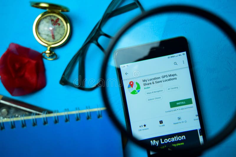 Ubicación: Mapas de GPS, parte y app de ahorro del revelador de las ubicaciones con magnificar en la pantalla de Smartphone fotos de archivo libres de regalías Ubicación: Mapas de GPS, parte y app de ahorro del revelador de las ubicaciones con magnificar en la pantalla de Smartphone fotos de archivo libres de regalías