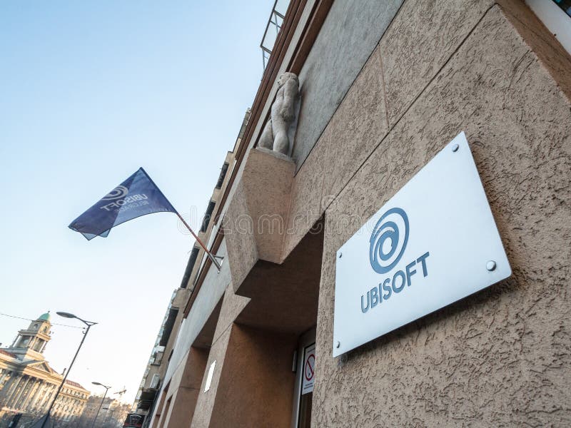 Ubisoft logo framme av deras lokala högkvarter Ubisoft underhållning är ett videospelutvecklingsföretag från Frankrike arkivfoto Ubisoft logo framme av deras lokala högkvarter Ubisoft underhållning är ett videospelutvecklingsföretag från Frankrike arkivfoto