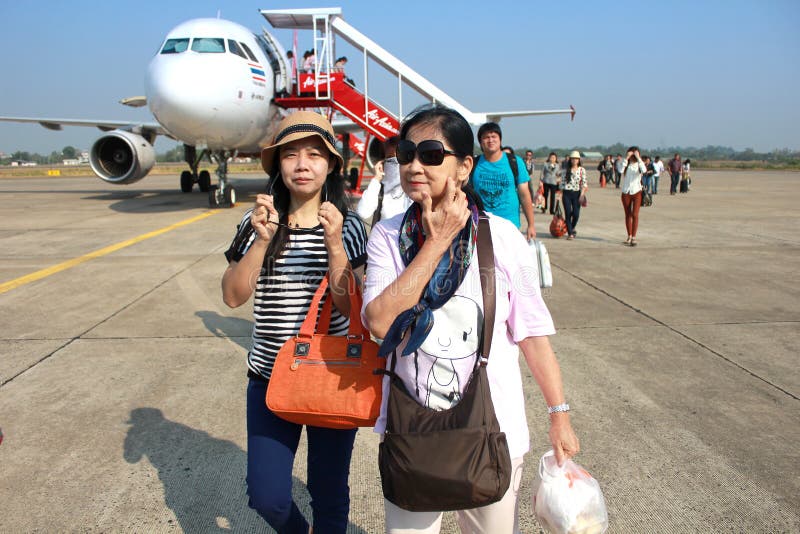 UBONRATCHATHANI ΤΑΪΛΑΝΔΗ ΣΤΙΣ 8 ΜΑΡΤΊΟΥ 2013: Τουρίστες που παίρνουν από ένα αεροπλάνο airasia στον αερολιμένα Ubonratchathani, Τ στοκ εικόνες με δικαίωμα ελεύθερης χρήσης UBONRATCHATHANI ΤΑΪΛΑΝΔΗ ΣΤΙΣ 8 ΜΑΡΤΊΟΥ 2013: Τουρίστες που παίρνουν από ένα αεροπλάνο airasia στον αερολιμένα Ubonratchathani, Τ στοκ εικόνες με δικαίωμα ελεύθερης χρήσης