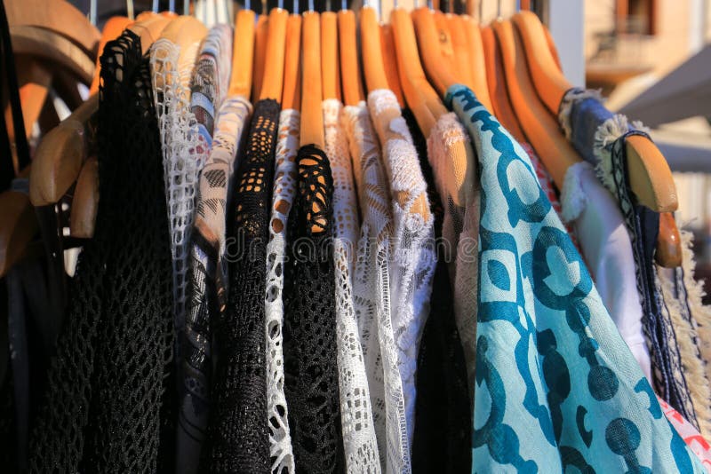 Ubrania na szafie na sprzedaż obraz stock