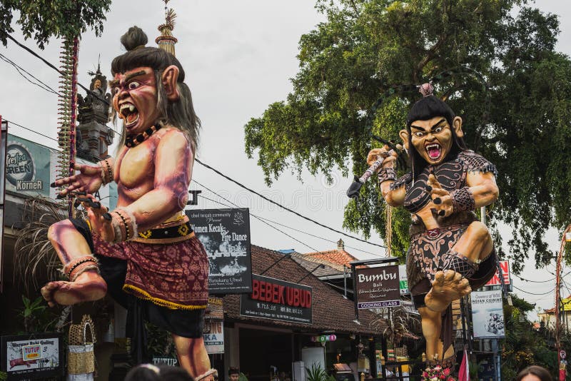 UBUD BALI - MARS 8: Oidentifierat folk under berömmen royaltyfria bilder UBUD BALI - MARS 8: Oidentifierat folk under berömmen royaltyfria bilder