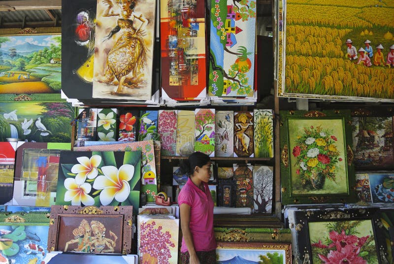 UBUD, INDONESIA, maggio 2016, donna alle pitture comperano nel mercato di Ubud il Ubud Art Market, localmente citato come ` di Pa fotografia stock libera da diritti UBUD, INDONESIA, maggio 2016, donna alle pitture comperano nel mercato di Ubud il Ubud Art Market, localmente citato come ` di Pa fotografia stock libera da diritti