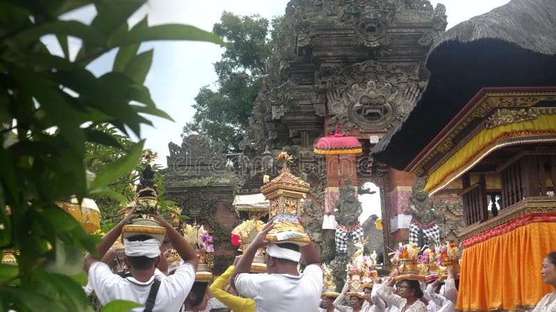 Ubud Indonésie le 14 mars 2018 : Vue arrière des passionnés hindous avec des offres sur leur tête qui attendaient d'entrer dans un banque de vidéos