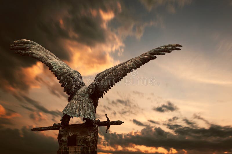 Uccello di rame con una spada fotografia stock libera da diritti