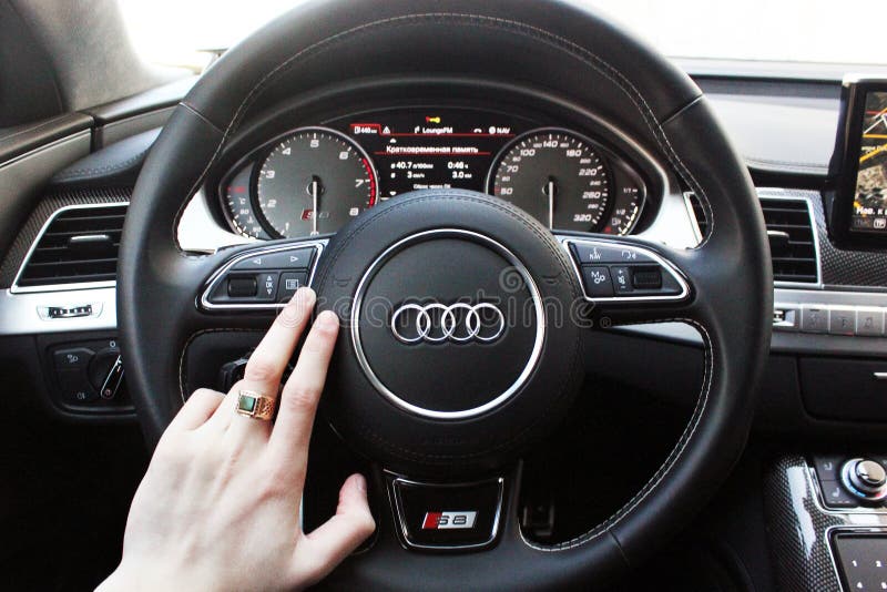 Ucrania, Kiev 20 de marzo de 2015 Un hombre sostiene el volante de un coche de lujo Anillo de oro en su mano Audi S8 imagenes de archivo Ucrania, Kiev 20 de marzo de 2015 Un hombre sostiene el volante de un coche de lujo Anillo de oro en su mano Audi S8 imagenes de archivo
