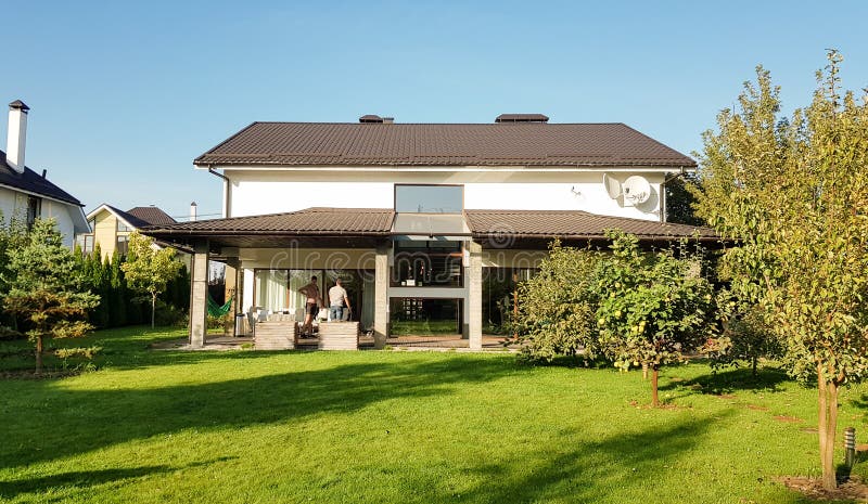 Ucrania, Kiev - 24 de setiembre de 2019: Fachada de una nueva casa moderna al estilo australiano. Luxury Villa Resort Interior. Gr fotos de archivo libres de regalías Ucrania, Kiev - 24 de setiembre de 2019: Fachada de una nueva casa moderna al estilo australiano. Luxury Villa Resort Interior. Gr fotos de archivo libres de regalías