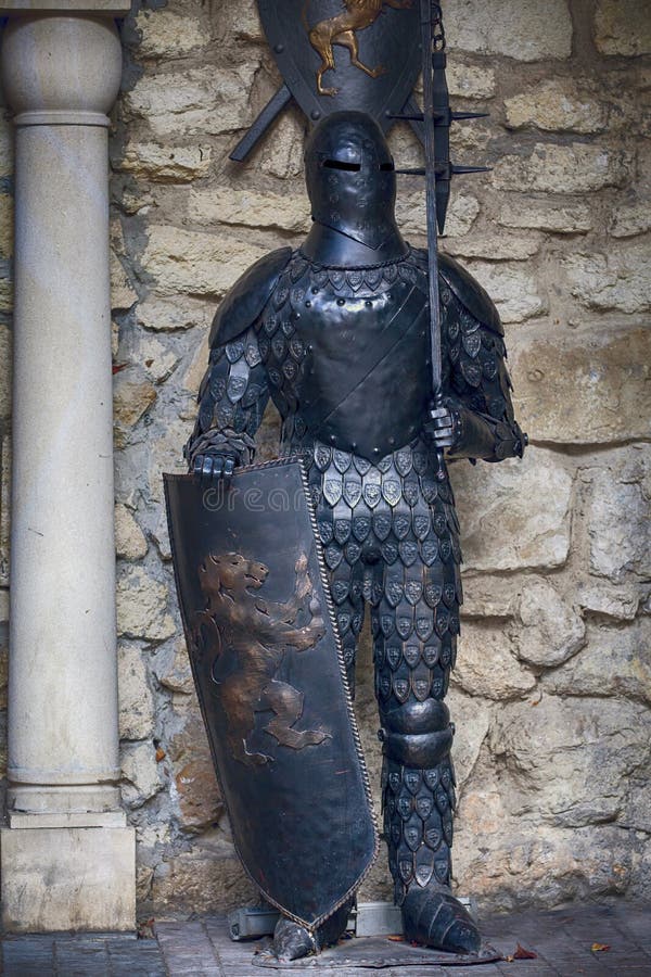 Ucrania, Lviv - 4 de octubre de 2018 Knight en armadura llena con una espada contra la perspectiva de las paredes antiguas imagenes de archivo Ucrania, Lviv - 4 de octubre de 2018 Knight en armadura llena con una espada contra la perspectiva de las paredes antiguas imagenes de archivo