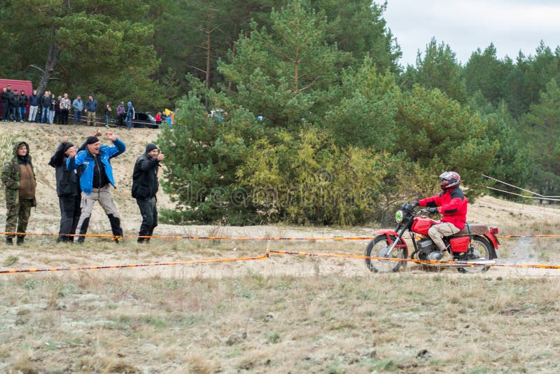 Ucrania, Novgorod-Seversky - 30 de septiembre de 2017: Reúnase, raza de la motocicleta del enduro en el camino arenoso, cerca de fotografía de archivo libre de regalías Ucrania, Novgorod-Seversky - 30 de septiembre de 2017: Reúnase, raza de la motocicleta del enduro en el camino arenoso, cerca de fotografía de archivo libre de regalías