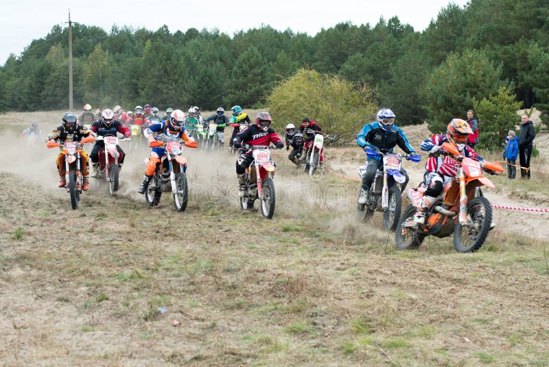 Ucrania, Novgorod-Seversky - 30 de septiembre de 2017: Reúnase, raza de la motocicleta del enduro en el camino arenoso, cerca de fotos de archivo Ucrania, Novgorod-Seversky - 30 de septiembre de 2017: Reúnase, raza de la motocicleta del enduro en el camino arenoso, cerca de fotos de archivo