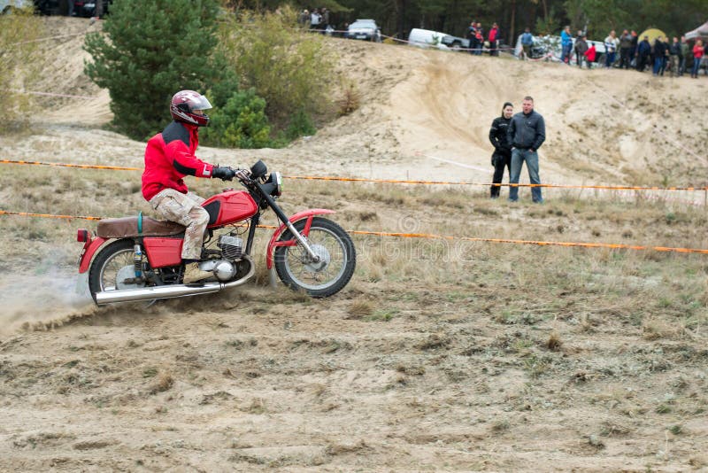 Ucrania, Novgorod-Seversky - 30 de septiembre de 2017: Reúnase, raza de la motocicleta del enduro en el camino arenoso, cerca de fotos de archivo libres de regalías Ucrania, Novgorod-Seversky - 30 de septiembre de 2017: Reúnase, raza de la motocicleta del enduro en el camino arenoso, cerca de fotos de archivo libres de regalías