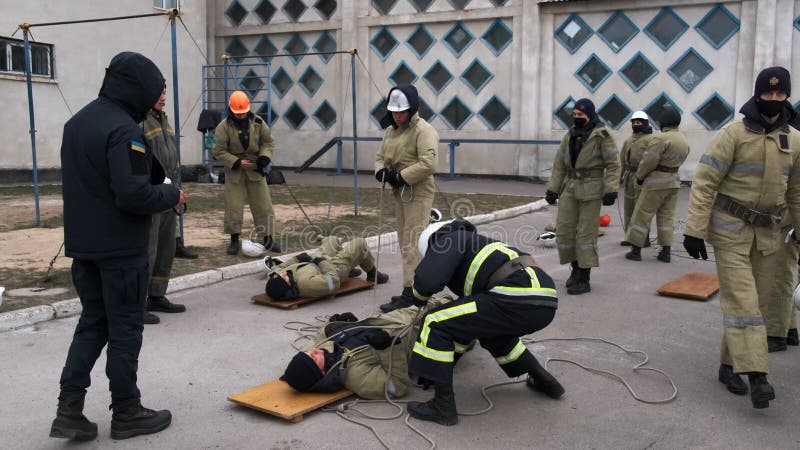 Ucrania vinnitsia circa 2021. formación de jóvenes socorristas y bomberos en el campo de entrenamiento. doble bucle de seguridad e