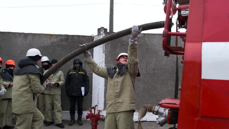 Ucrania vinnitsia circa 2021. formación de jóvenes socorristas y bomberos en el campo de entrenamiento. bomberos instalan hidrante