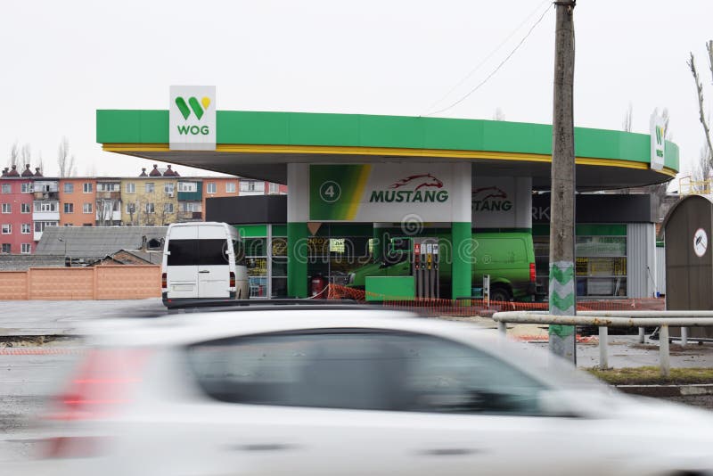 Ucrânia, Kremenchug - em março de 2019: WOG do posto de gasolina Carros que passam perto no borrão de movimento ocupado fotos de stock Ucrânia, Kremenchug - em março de 2019: WOG do posto de gasolina Carros que passam perto no borrão de movimento ocupado fotos de stock