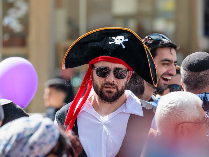 Uczestnik roczny karnawał Adloyada ubierał jako pirat w Nahariyya, Izrael zdjęcia stock Uczestnik roczny karnawał Adloyada ubierał jako pirat w Nahariyya, Izrael zdjęcia stock