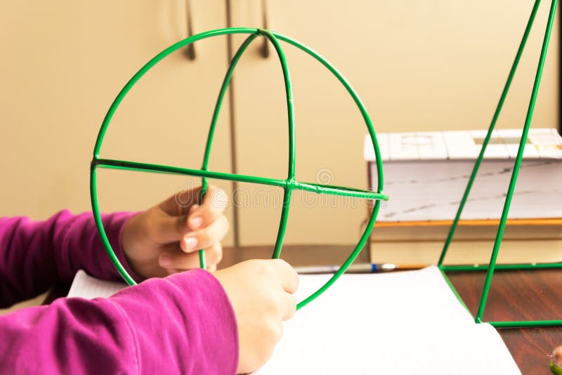 Uczeń uczy się matematykę używać wireframe sferę obrazy stock Uczeń uczy się matematykę używać wireframe sferę obrazy stock
