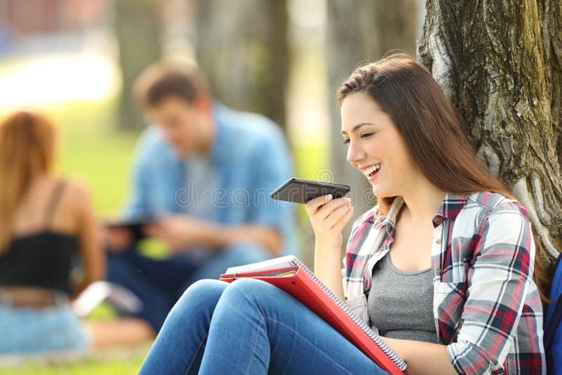 Uczeń używa głosu rozpoznanie z telefonem obraz stock Uczeń używa głosu rozpoznanie z telefonem obraz stock