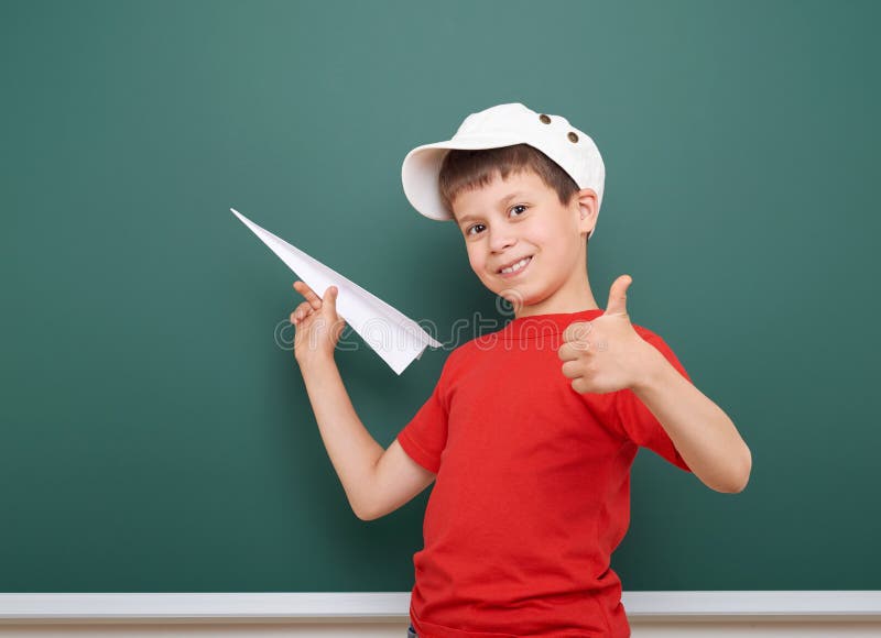 Uczeń z papieru samolotu sztuką blisko blackboard, opróżnia przestrzeń, edukaci pojęcie obrazy stock Uczeń z papieru samolotu sztuką blisko blackboard, opróżnia przestrzeń, edukaci pojęcie obrazy stock