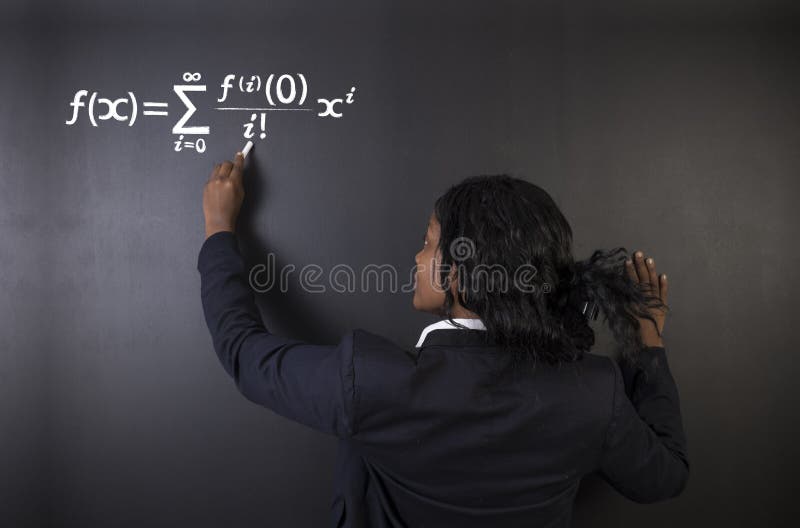 Uczy się maths, nauki lub chemii nauczyciela z kredowym tłem, fotografia stock Uczy się maths, nauki lub chemii nauczyciela z kredowym tłem, fotografia stock